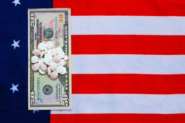 Geld Dollars Pillen Achtergrond Van Amerikaanse Vlag — Stockfoto
