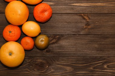 Ahşap bir arka planda turuncu greyfurt, mandalina.