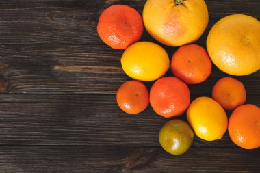 Ahşap bir arka planda turuncu greyfurt, mandalina