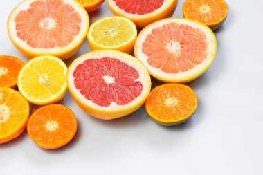 Beyaz arka planda dilimlenmiş turunçgil. Greyfurt, limon, mandalina.