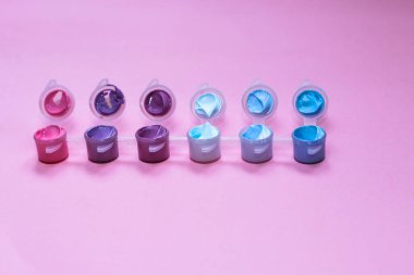 Resim seti: Fırçalar, çok renkli akrilikler, Sayı Kits 'in tablosu.