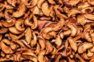 Kurutulmuş elma dilimleri, sağlıklı bir diyette içecekler için yararlı vitaminler. Meyve arkaplanı.