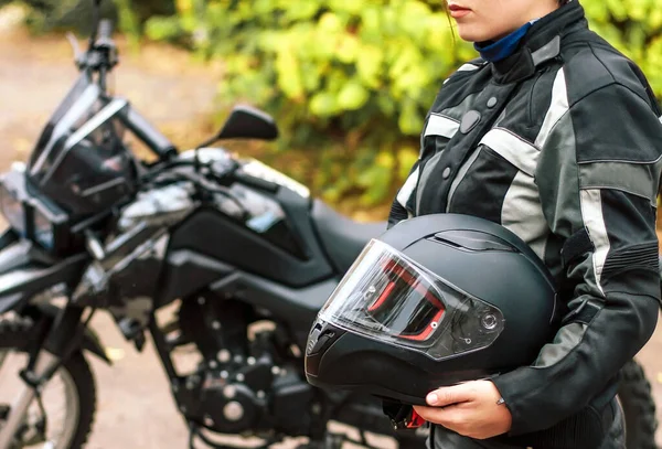 Chica Motociclista Sostiene Casco Protector Sus Manos Fondo Una Motocicleta —  Fotos de Stock