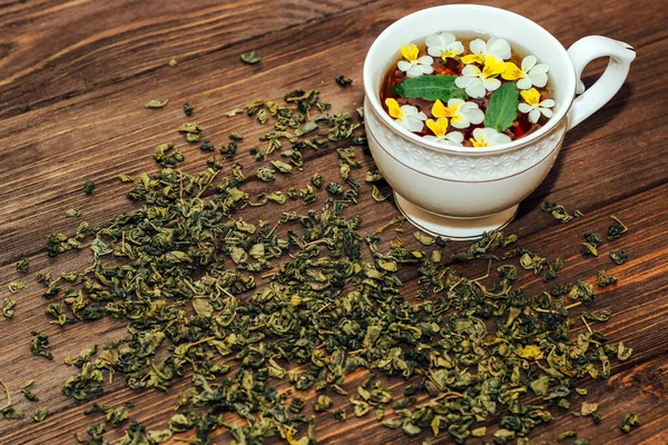 Una Bella Tazza Bianca Con Bordo Oro Decorato Con Fiori — Foto Stock