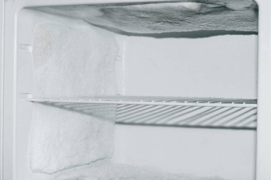 Karda dondurucu, buzdolabının duvarlarında buz kütlesi..
