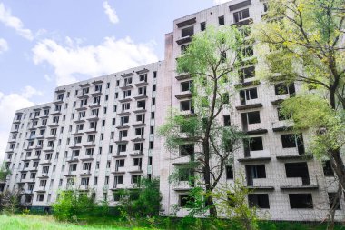 Terk edilmiş yüksek binalar, şehir. Penceresi ve kapısı olmayan temiz kuartlar ve binalar.