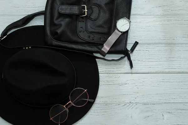 Flach Mit Schwarzem Hut Brille Uhr Tasche — Stockfoto