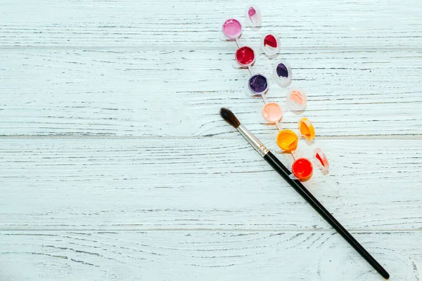 Parlak bir palette akrilik boya. Seth çizmeye hazır. Resim için rakamlara göre malzeme.