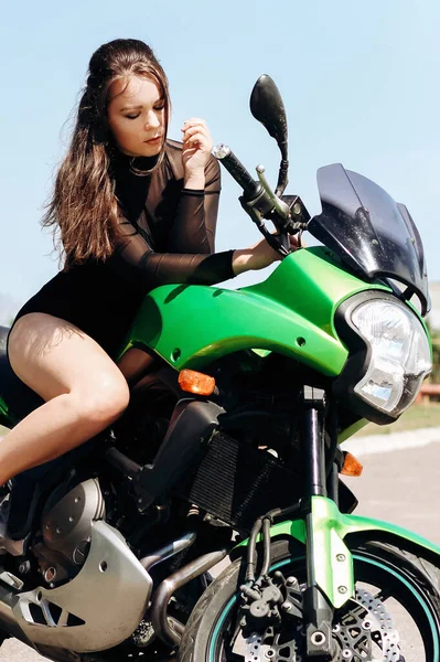 Piękna Dziewczyna Ciemnymi Włosami Siedzi Zielonym Motocyklu — Zdjęcie stockowe