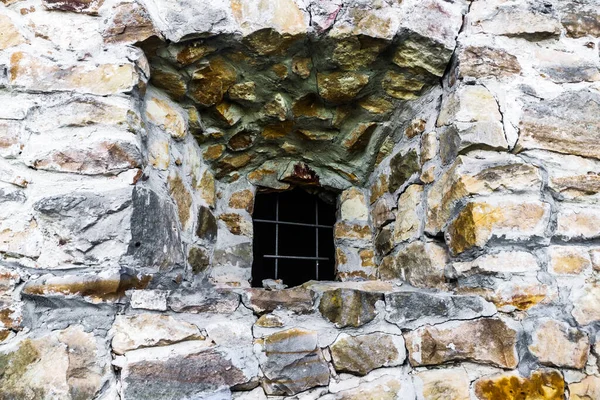 Eski taş kale savunma duvarı. Hapishane penceresi, eski günlerde adalet..