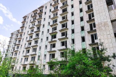 Terk edilmiş yüksek binalar, şehir. Penceresi ve kapısı olmayan temiz kuartlar ve binalar.