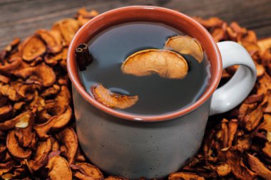 Kurutulmuş elma dilimleri, sağlıklı bir diyette içecekler için yararlı vitaminler. Uzvar ile fincan.