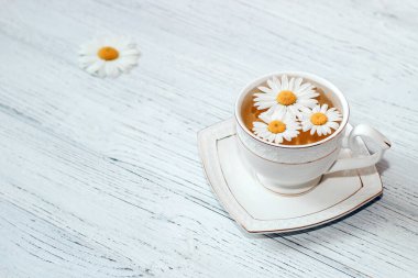 Papatya çayı ve yakın plan. Rahatlamak için bitkisel bir içecek..