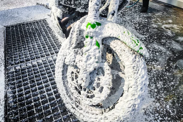 Hombre Lava Una Motocicleta Espuma Lavado Especial Elimina Suciedad —  Fotos de Stock