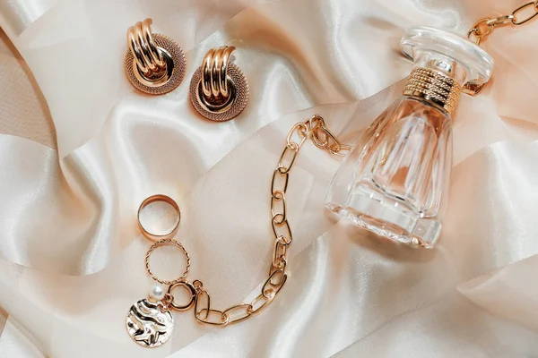 Dámské Šperky Zlatý Řetízek Módní Šperky Parfém Hedvábném Pozadí — Stock fotografie