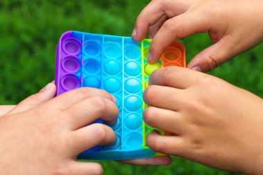 Çocuğun elleri kare şeklinde oynanıyor. Renkli oyuncak. Stres önleyici.