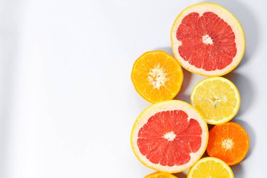 Beyaz arka planda dilimlenmiş turunçgil. Greyfurt, limon, mandalina.