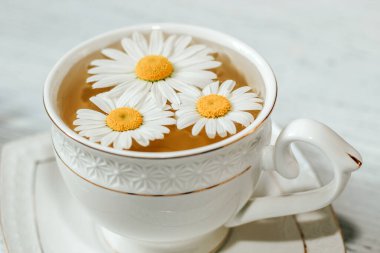 Papatya çayı ve yakın plan. Rahatlamak için bitkisel bir içecek..