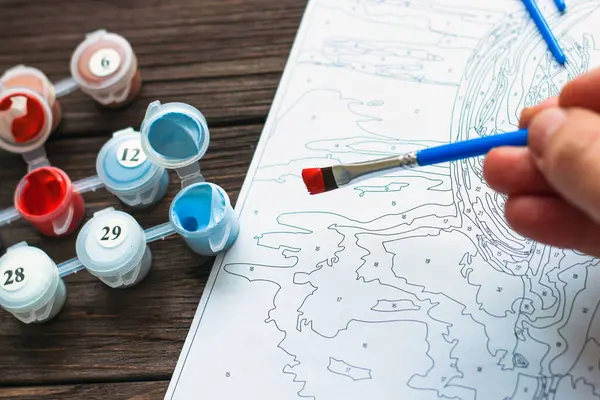 Kits 'in akrilik fırçasıyla resim yapan kız.