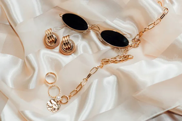 Flatley Con Gioielli Oro Perle Sfondo Seta Occhiali Nella Cornice — Foto Stock