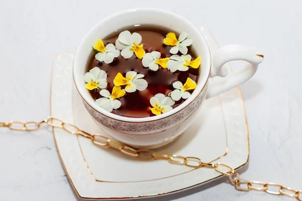 Een Prachtige Witte Beker Met Een Gouden Rand Versierd Met — Stockfoto