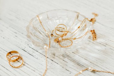 Kristal tezgahtaki altın mücevherler