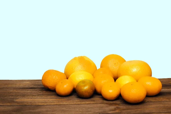 Agrumes Pamplemousse Orange Mandarine Sur Fond Planches Bois Isolées — Photo