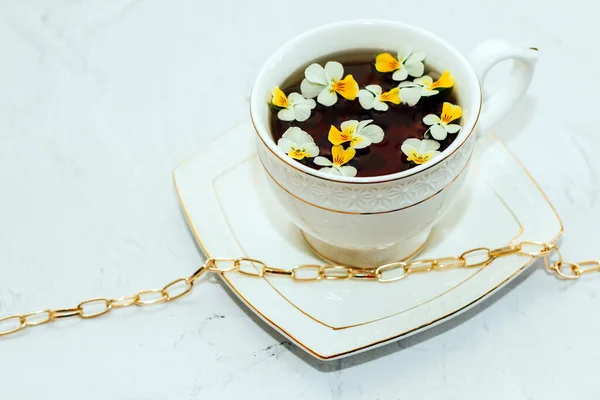 Une Belle Tasse Blanche Avec Une Bordure Dorée Décorée Fleurs — Photo