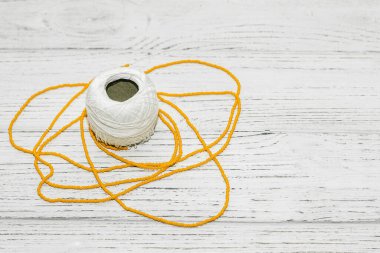 Yaratıcılık için iplik yumağı ve boncuklu dikiş..