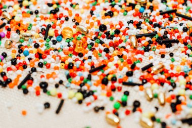 Çok renkli turuncu, beyaz, siyah boncuklar kapanıyor..