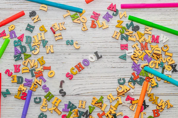 Scuola Creativa Flatley Tavolo Bianco Legno Trovano Lettere Multicolori Con — Foto Stock