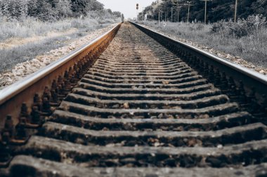 Demiryolu uzak bir yere gidiyor. Demir boş uzun raylar.