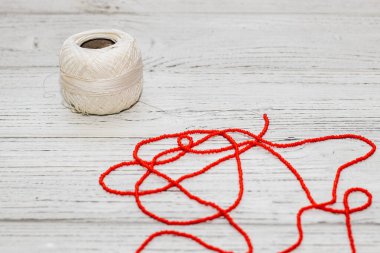 Yaratıcılık için iplik yumağı ve boncuklu dikiş..