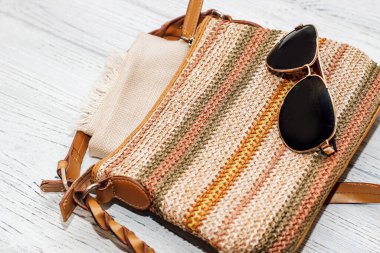 Hasır plaj çantalı renkli güneş gözlüğü. Yaz düzlüğü.