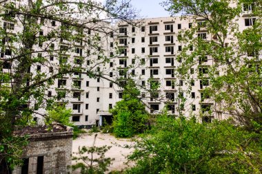 Terk edilmiş yüksek binalar, şehir. Penceresi ve kapısı olmayan temiz kuartlar ve binalar.