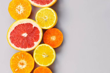Beyaz arka planda dilimlenmiş turunçgil. Greyfurt, limon, mandalina.