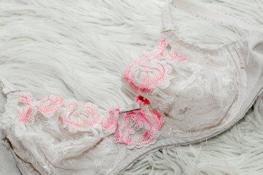 Kırmızı dantelli, beyaz kürklü beyaz iç çamaşırı.