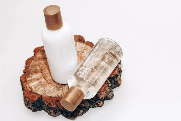 Cosmetische Flessen Voor Badkamer Washandje Houten Ondergrond — Stockfoto
