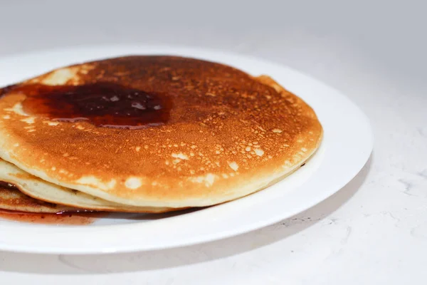 Panqueques Plato Blanco Como Nieve Desayuno Dulce Caliente Rosado — Foto de Stock