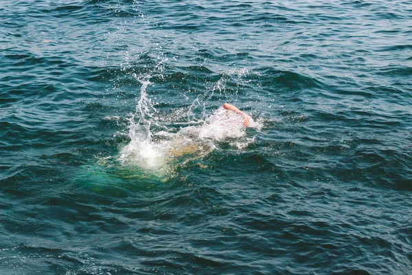 Hombre Nadando Mar Salpicando Agua —  Fotos de Stock