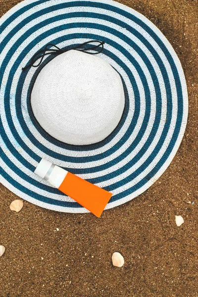 Crema Solar Tubo Con Conchas Marinas Junto Con Sombrero Sol —  Fotos de Stock