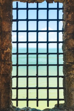 Denize bakan kaledeki parmaklıklar.