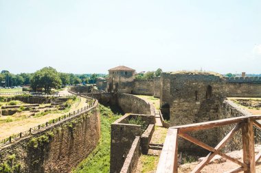 Yüksek duvarları ve hendeği olan güvenlik kalesi manzarası..