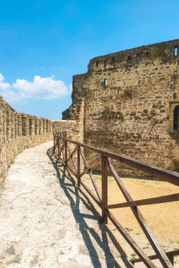 Şehri korumak için kale duvarı. Güvenlik için çitli yol.