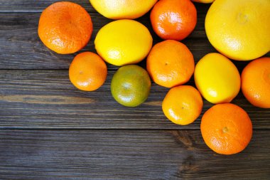 Ahşap bir arka planda turuncu greyfurt, mandalina