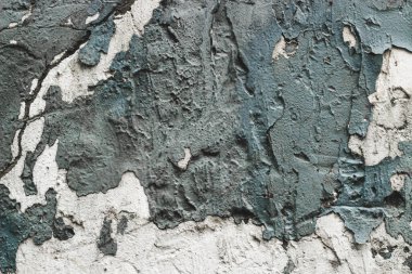 Koyu beton boya eski duvarı çatlatmış..