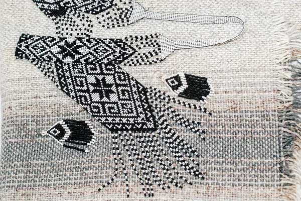 民族装飾のゲルダン ヴィコナン ビセル ウクライナのゲルダンとイヤリング 手織りや幾何学模様 — ストック写真