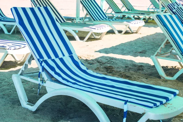 Gestreifte Kunststoff Liegestühle Strand Auf Dem Sand Unter Sonnenschirmen — Stockfoto