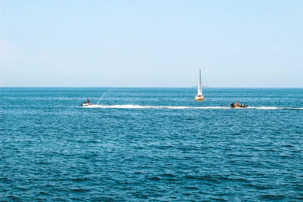Tourist Boat Sailing Here Blue Sea — Stock Photo, Image