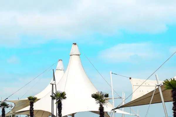 Guarda Sóis Com Palmeiras Fundo Céu Azul Resort — Fotografia de Stock